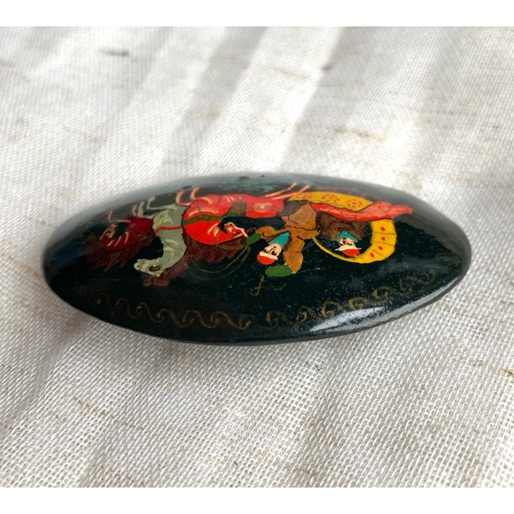 Vintage Russian Lacquer Hand Painted Brooch/Pin Black Oval Sleigh Scene Signed - Picture 4 of 10